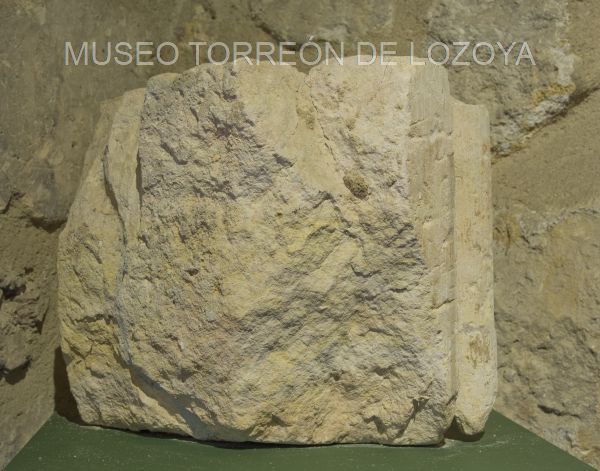 Fragmento de jamba de la primitiva puerta del Torreón de Lozoya (reproducción uso personal o editorial)