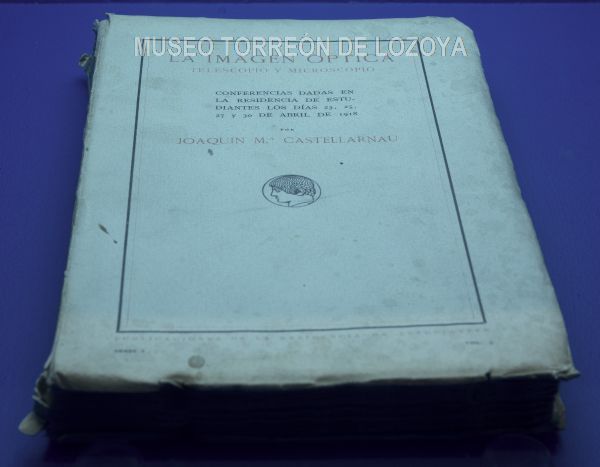 La imagen óptica. Telescopio y microscopio (reproducción uso personal o editorial)
