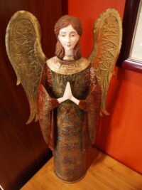 Ángel de latón y cerámica