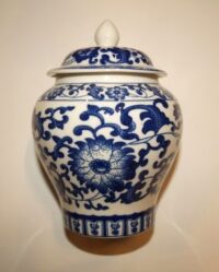Tibor de porcelana con tapa y motivos florales