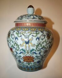 Tibor de porcelana con tapa