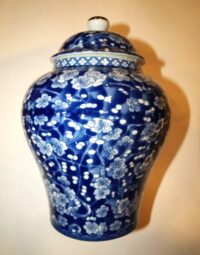 Tibor de porcelana con tapa