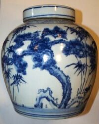 Tibor redondo de cerámica con tapa y árboles