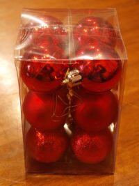 Caja de 12 bolas navideñas de distintos rojos