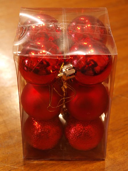 Caja de 12 bolas navideñas de distintos rojos