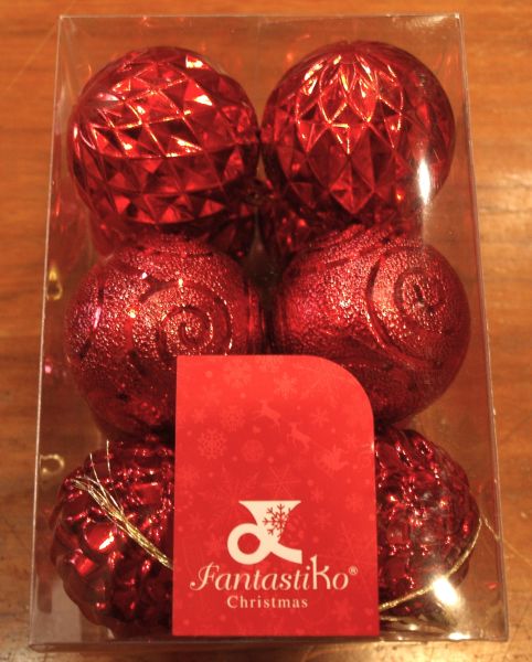 Caja de 12 bolas navideñas rojas con formas