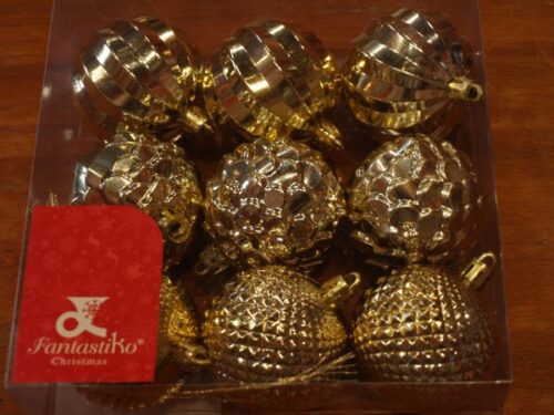 Caja de 9 bolas navideñas doradas con formas
