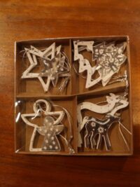 Caja con 8 colgantes navideños de madera