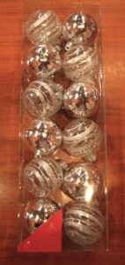 Caja de 12 bolas navideñas con dos plateados diferentes