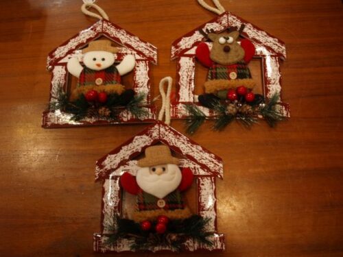Colgante navideño de casita con distinto personaje